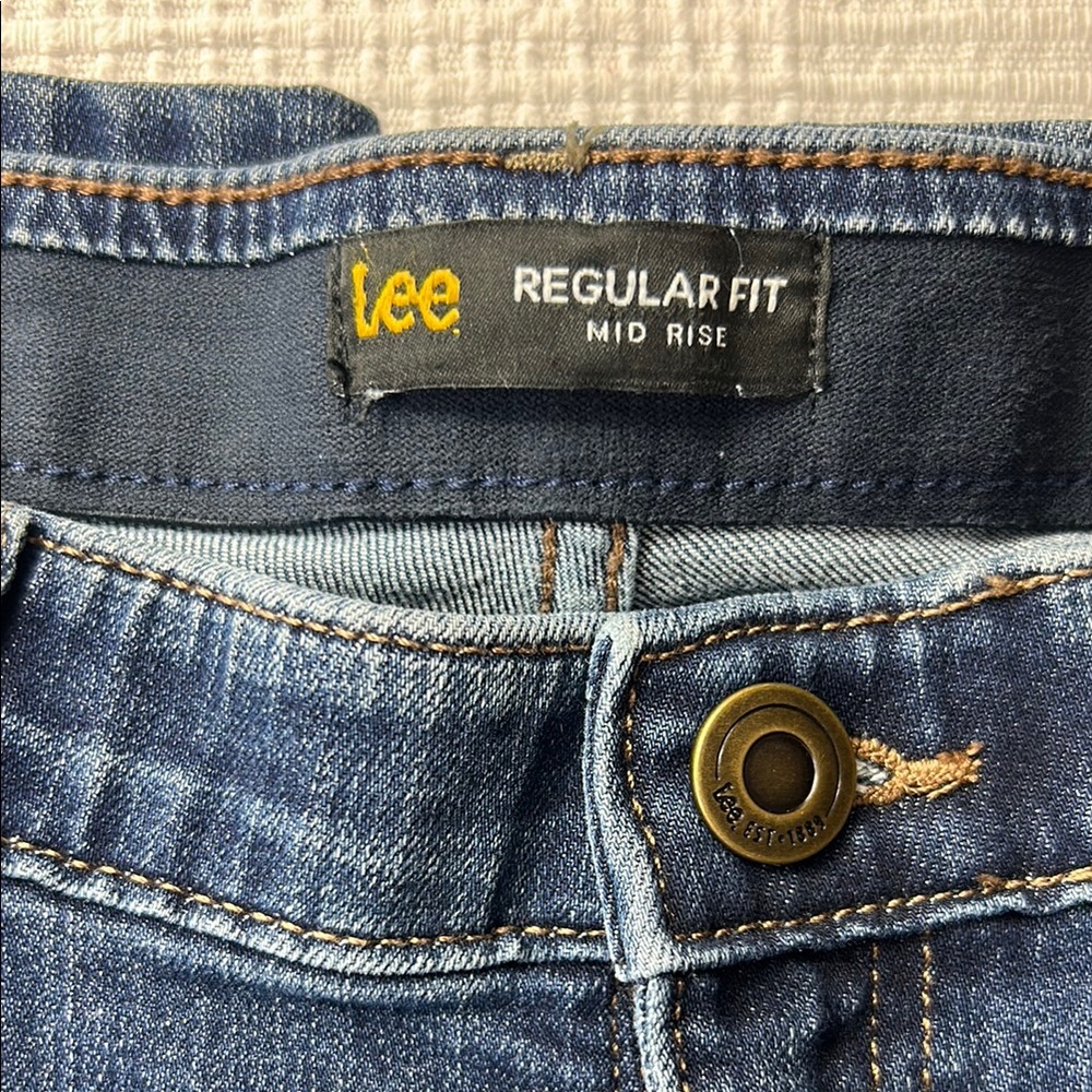 Lee Dark Wash Regular fit mid rise Woman’s Jeans Size 14 Medium - Picture 3 of 5